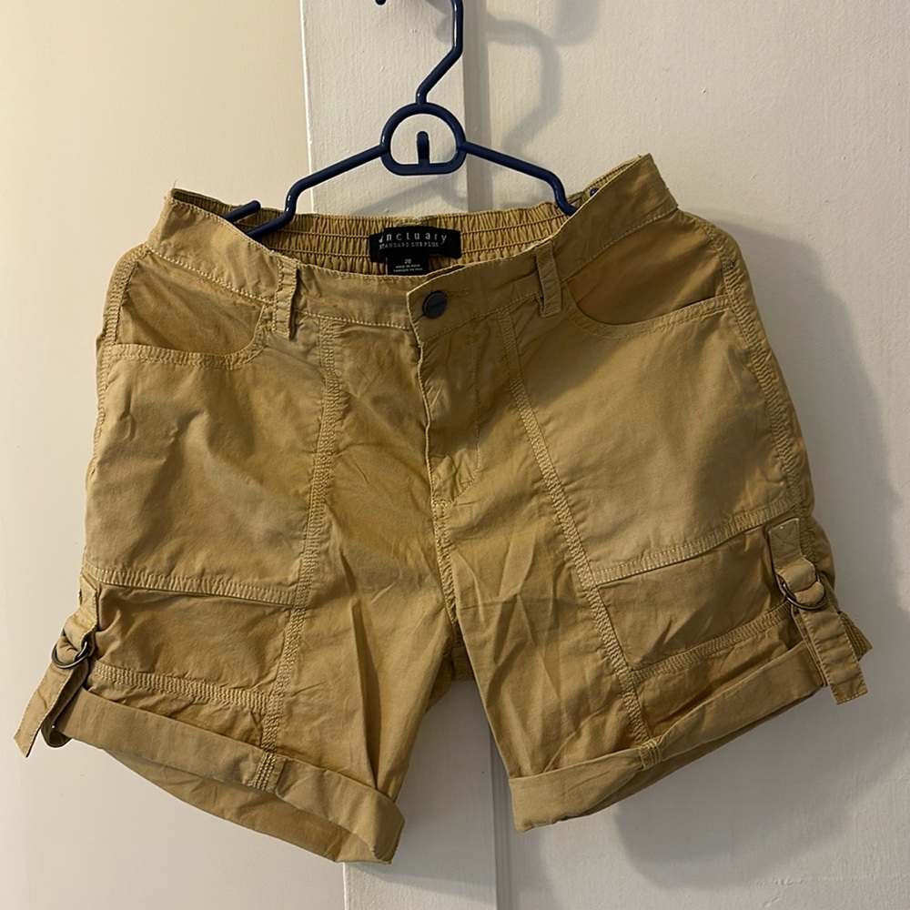 Excellent condition Sanctuary cargo shorts in size 28 khaki color
